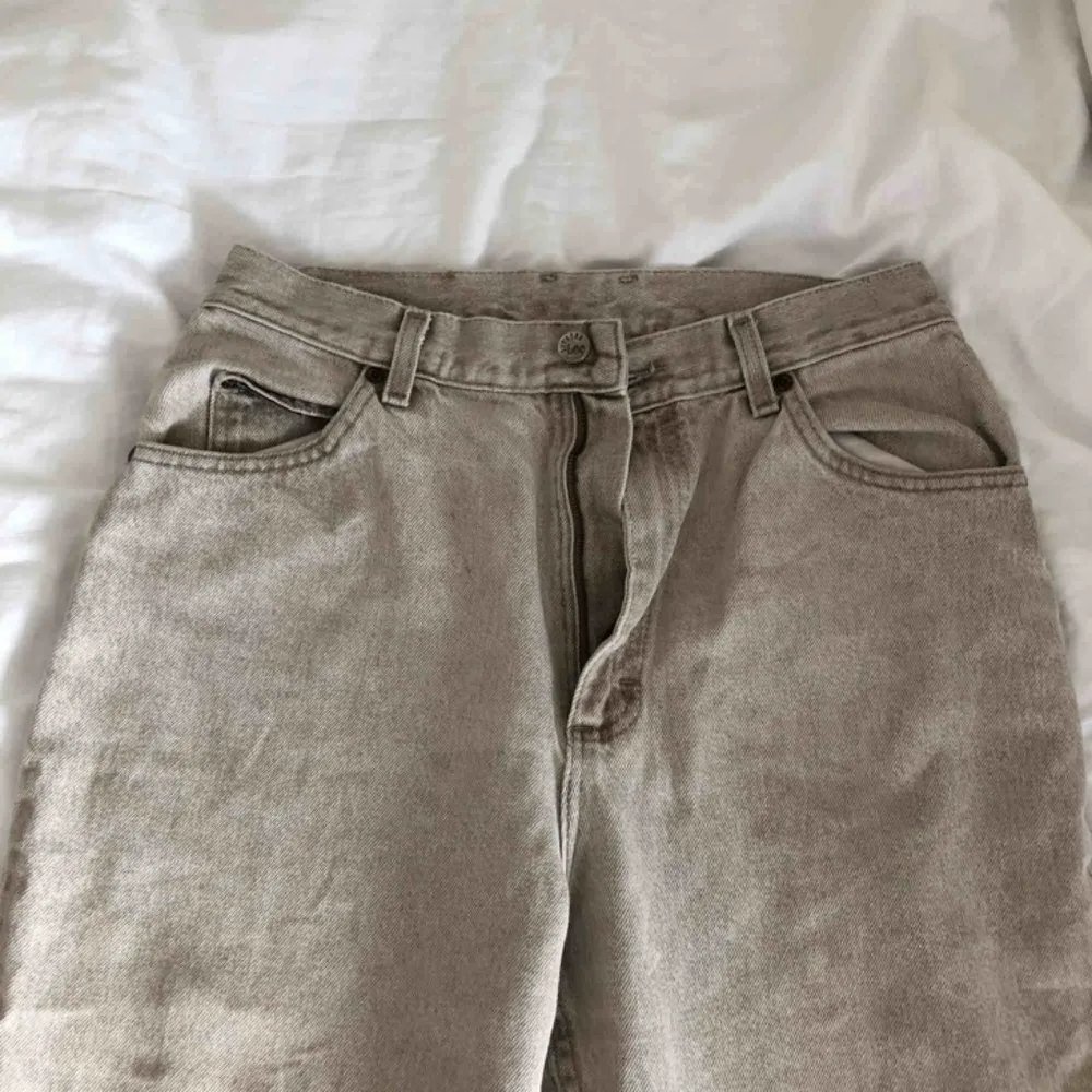 As coola lee jeans i vintage look, som tyvärr är för stora för mig :( köparen står för frakt.. Jeans & Byxor.