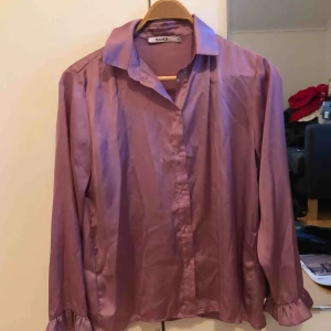  - Använt en gång på en födelsedagsmiddag. Rensar nu inför en flytt. Nypris: 399. Köparen står för frakt :) fin färg samt detaljer!!! 