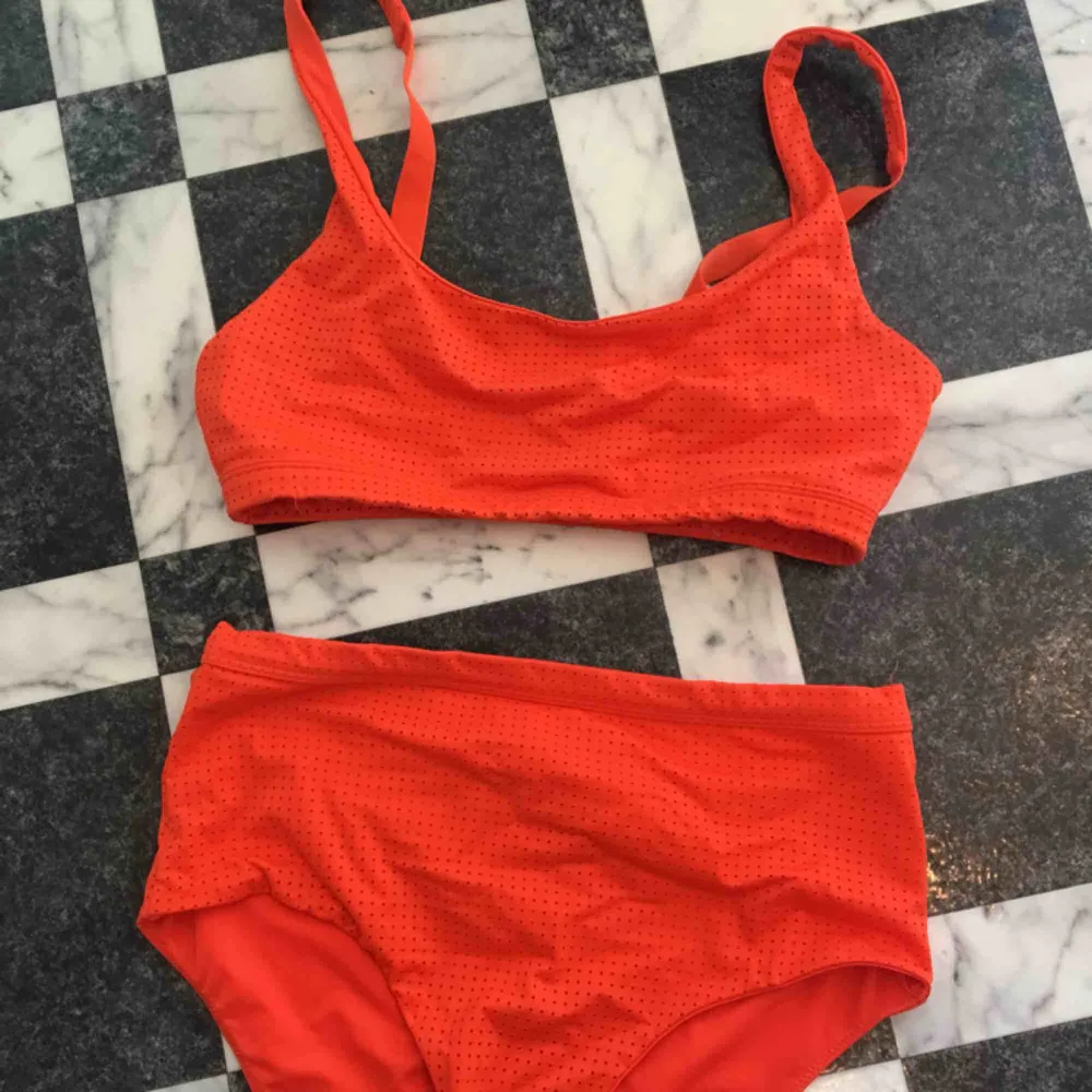 En orange bikini från weekday. Använd fåtal gånger. . Övrigt.