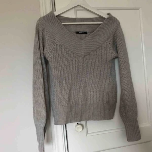  - Grå stickad offshoulder tröja. Köpare står för frakt!!😊 