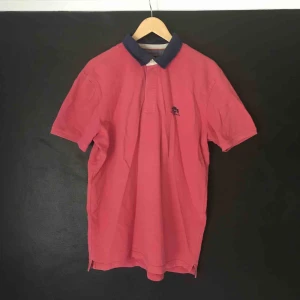  - Begagnad pikétröja från State of art. 