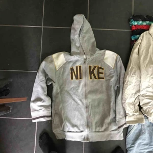  - Grå hoodie från Nike! Står XL i men är betydligt mindre, som s/m. Fin och i bra skick😇