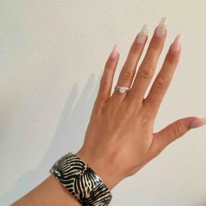  - Jättefint och bekvämt armband som aldrig är använt. Kostade ca 100kr. Kan mötas i Stockholm. Skriv till mig om det är något du undrar över🌸