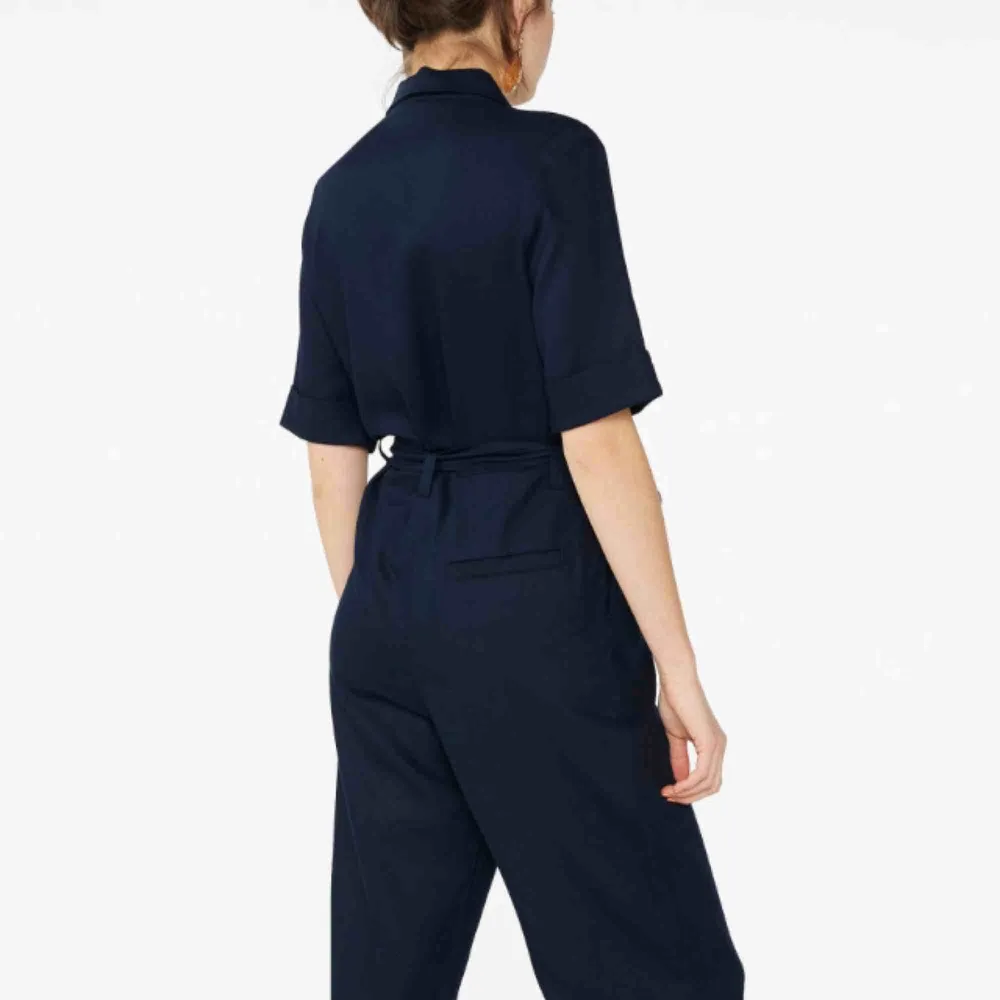 ”belted utility jumpsuit” från Monki, finns fortfarande i butik (nypris 400kr). Färgen ”midnight blue”. Bara använd typ 2 gånger så i bra skick! 👼 (Frakt ingår inte i priset). Övrigt.