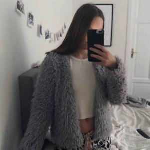  - Jätte snygg jacka/kofta från Gina Tricot. Säljer pågrund av att det inte är riktigt min stil. Köpare står för frakt, kontakta mig för frågor. 