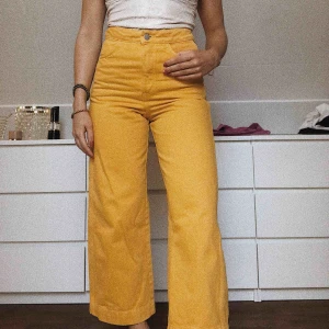  - Apelsingula straight-leg fit jeans från weekday. Använda 1 gång & säljes pga lite små i storleken. 🦋🌻