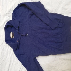  - Cardigan i mörkblå tunn merinoull. Egentligen herr storlek M men råkade krympa sambons nya... Skulle säga att den passar en dam XS/S