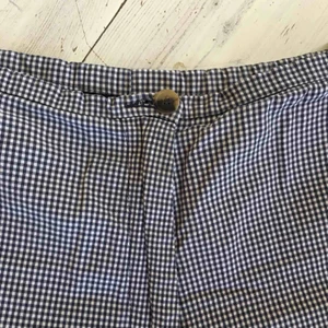  - Fina glencheck-byxor! Jag är 175 cm lång och dessa slutar ungefär vid anklarna. Högmidjade!