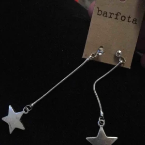  - Örhängen ifrån barfota, säljer för 45kr men pris kan diskuteras! Frakt 9kr