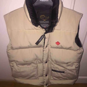  - Skitsnygg Canada goose väst! Vintage modell! Felfri och sitter snyggt! Bassar XS till M beroende på din längd!