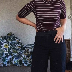  - Superfin brun beige randig tröja. T-shirt med längre armar i superskönt material. Kommer tyvärr inte till användning och därför jag säljer💕