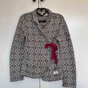  - Fin kofta från ODD MOLLY. Storlek 2, vilket motsvarar en Small. Fint skick, köparen betalar frakt. 