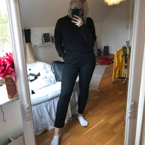  - Svarta kostymbyxor från H&M. Använda ett fåtal gånger och är i bra skick. Frakt tillkommer!