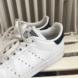  - Adidas Stan Smith sneakers.  Storlek: 39 Säljer då jag inte använt dem mycket Köparen står för frakt!