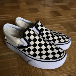  - Helt nya superfina vans storlek 36. Nästan helt oanvända, endast använda ett fåtal gånger. Obs skorna är inte smutsiga utan de är gräddvita. 