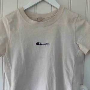  - Superfin beige t-shirt från Champion. Nästan aldrig använd så i jättebra skick. Frakten är gratis :)
