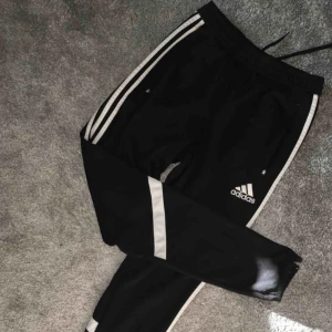  - Storlek S/M (lappen är bortklippt). Fickor med dragkedja samt nere vid ankeln. + frakt om det behövs. Kan hämtas i Strängnäs.