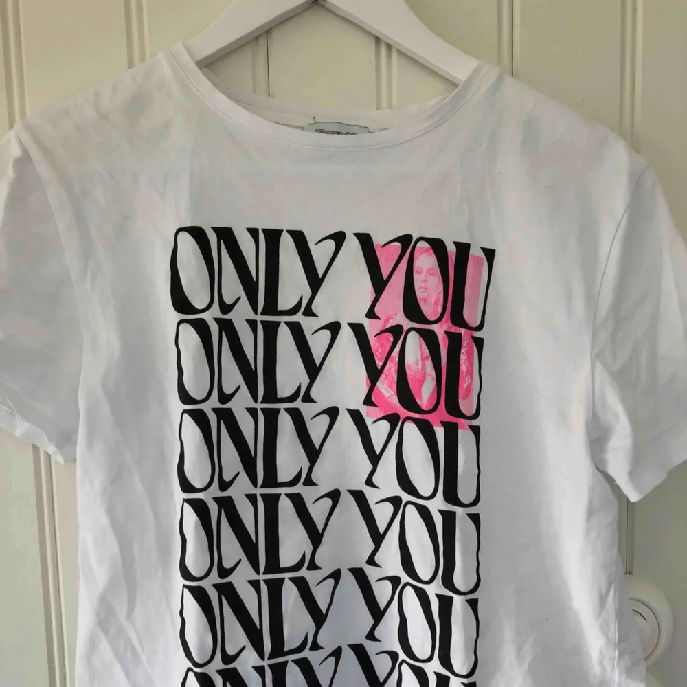Superfin t-shirt från Zara Larssons kollektion med NA-KD i strlk XXS, den sitter dock som en XS då det är meningen att den ska vara oversized. Nästan aldrig använd så i bra skick. Frakten är gratis :). T-shirts.