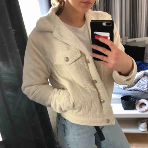  - jättefin manchesterjacka med foder från bikbok storlek S, köpt för 600kr, säljs för 350kr + frakt, kan diskuteras!