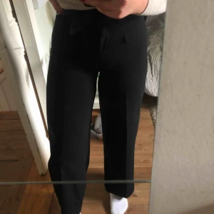  - SÅ HIMLA FINA svarta kostymbyxor med vida ben, sitte verkligen så fint runt rumpan och har ett fint fall runt benen!!! Säljer då dom är alldeles för små för mig 😩 Fraktkostnad tillkommer