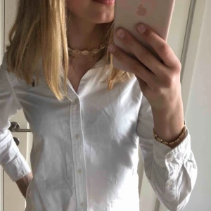  - Så snygg skjorta från Ralph Lauren som tyvärr är lite för liten för mig.   Köparen står för frakt. Möta upp i centrala Stockholm.