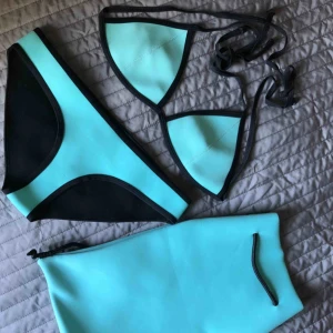 - Turkos/ljusblå bikini från märket Triangl + original ”väska”/påse, storlek M. Dock liten i storlek! Underdel endast testad, toppen samt påsen använd ett par gånger & därför minimalt solblekt, därav det låga priset. Nypris 699kr!