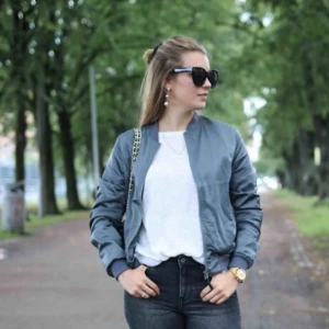  - Tunn bomber i snygg blå/grå färg. Går att vika upp ärmarna som på sista bilden. Använd ett fåtal gånger