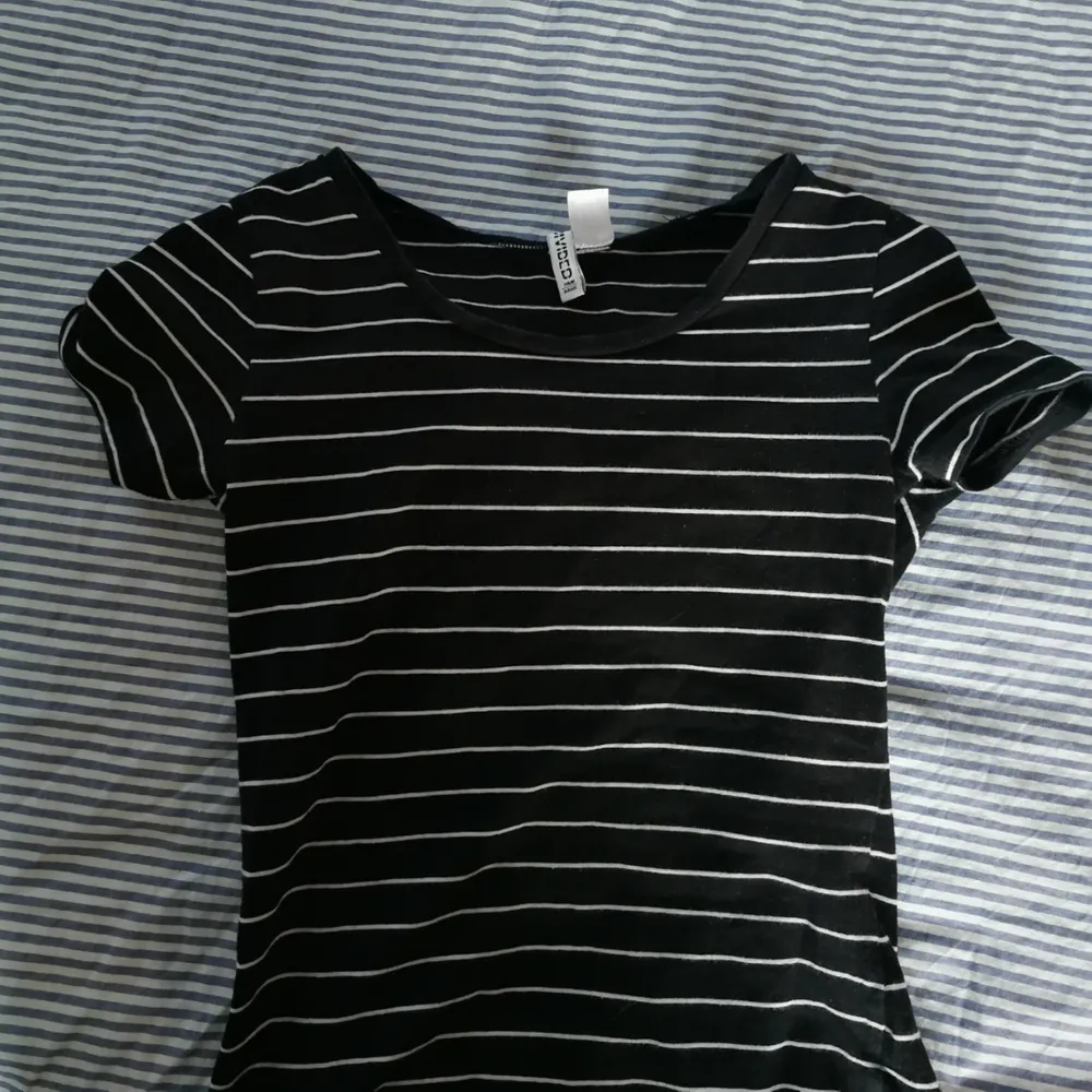 Basic randig tröja från Hm divided, väldigt bekväm och lika bra kvalité som när jag köpte den🥰. T-shirts.