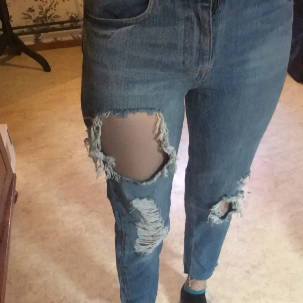 jeans med hål i . Jeans & Byxor.