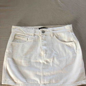  - Vit jeanskjol som aldrig används. Storlek 36, den är ganska kort i modellen. Aldrig använd. Köparen står för frakten. 
