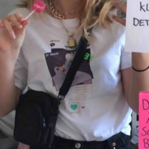  - Säljer en t-shirt med tryck ifrån zara💓🦋🦋