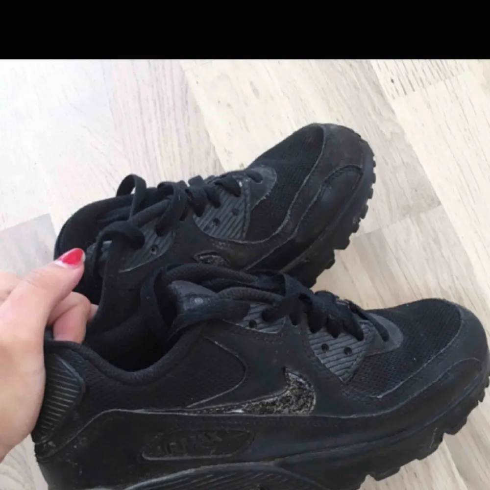 🌸INGA BYTEN KÖPT ÄR KÖPT 🌸Nike Air Max svarta, i bra skick! Passar dig som är ofta 38 då dessa skor töjs ut, alltså formar till din fot. Hoppas du förstår! Frakten står du för och kan mötas inom sthlm. . Skor.