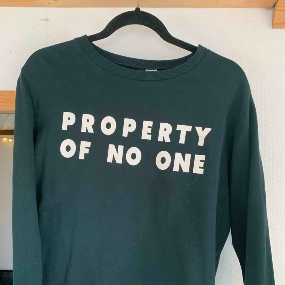 Grön tröja med asnice text, det skulle vara snyggt att ha en kortärmad t-shirt över också. 40kr + frakt (köparen står för frakten).. T-shirts.