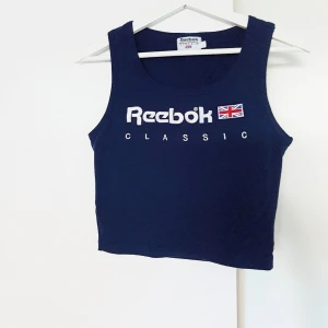  - Skitsnyggt och classic linne från Reebok. Köpt på secondhand marknad i Rom. 