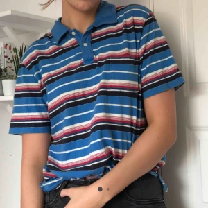  - Supercool pikétröja köpt här på plick! Kommer tyvärr inte till användning, säljer därför vidare. Storlek L, sitter väldigt snyggt som oversize på mindre storlekar. 59 kr frakt 🌿