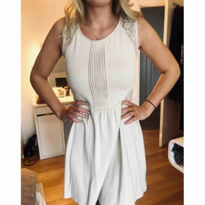  - Benvit klänning från H&M. Säljer pga använder den aldrig. Storlek 38, men passar en 36a perfekt (de är jag själv)