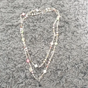  - Äkta pärlhansband, passar jättebra till bal.