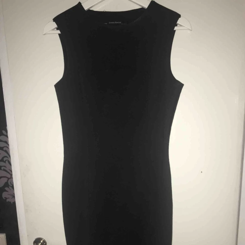 Body shaping Zara peplum dress in perfect condition. Has a double layer inside so kind of hides all imperfections ! Very classy for multipal occasions 💕. Klänningar.