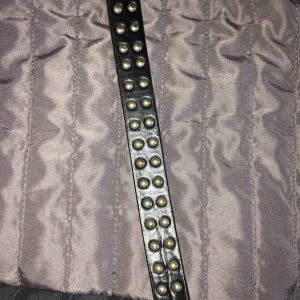  - Ett skärp från Lindex i storlek XS  Lite slitet men ändå super fint Köptes för 99kr men säljer för 10kr