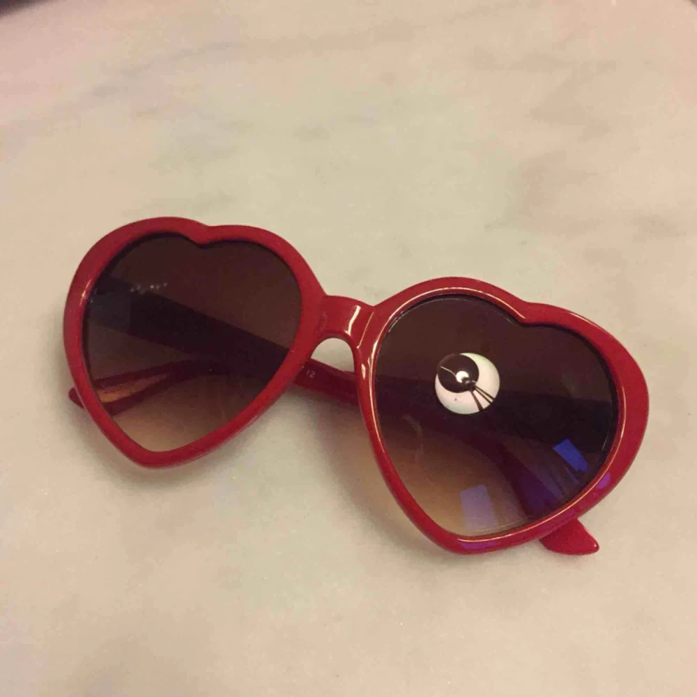 Jättecoola hjärt solglasögon, säljer p.g.a att jag har två par. Möts upp i Stockholm eller skickas då köparen betalar frakt:). Accessoarer.