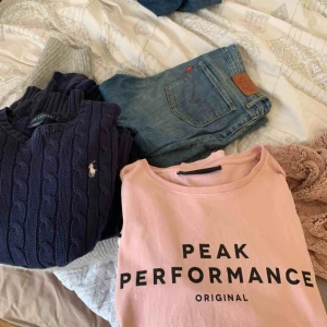  - En hel del jeans och tröjor bland annat av märkena Morris lady, levis, peakperformance, Ralph lauren, nakd  mm. Tröjorna är blandade i storlekarna S-L och på jeans 27/28. Allt för 1000kr! Om du vill köpa något separat skriv isåfall. Tar emot swish 