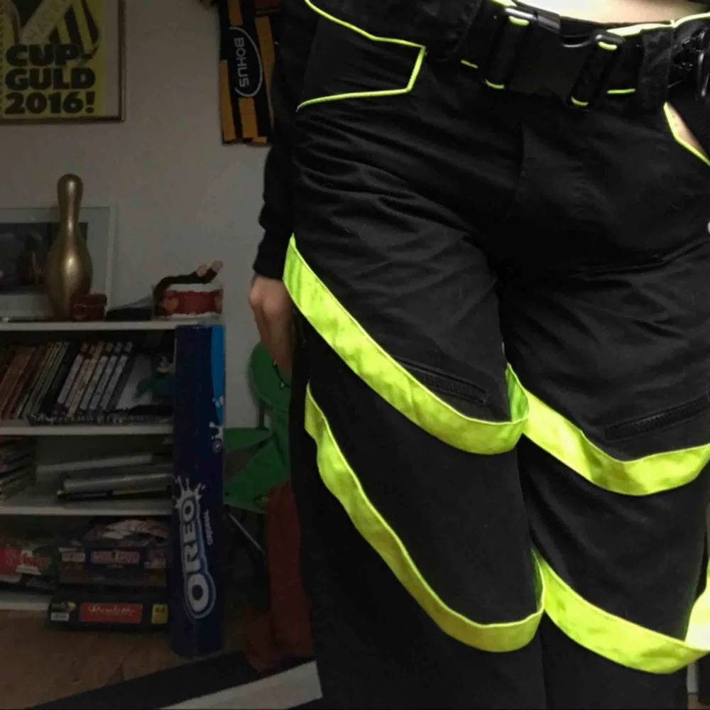 Ascoola ”rave” liknande byxor! Gröna/gula reflexremmar över benen🔥🔥 går även att dra upp med dragkedja på benen där man kan visa lite mer reflex (se på bild 3) 💘💘 . Jeans & Byxor.