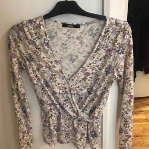  - Omlottblus från bikbok storlek S, endast använd en gång. Kommer från djur och rökfritt hem, frakten är inräknat i priset 💌❤️