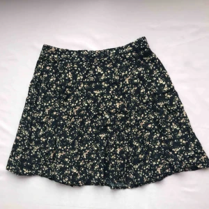  - Jättesöt kjol i svart med blommönster från Bik Bok • storlek S, passar XS/S • i bra skick, perfekt i sommar! ☁️Frakt tillkommer☁️