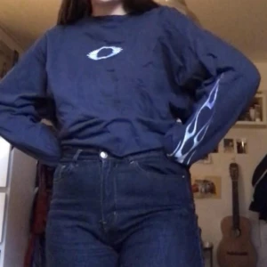  - Säljer denna svincoola long sleeve med en eldflamma på ena ärmen och mönster både fram och bak!❤