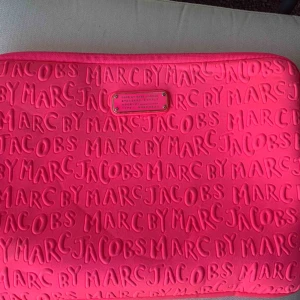  - Säljer mitt Marc By Marc Jacobs datorfodral, mycket sparsamt använt.