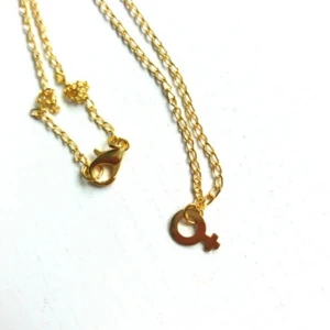  - Guldpläterat halsband. Nickelfritt. Kedjan är 45 cm lång och kvinnosymbolen 1 cm stor.  Betala med swish!