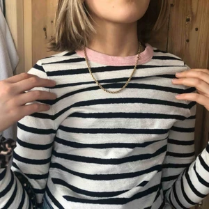  - Randig långarmad tröja i SUPER härligt kvalité. Har även en fin detalj med en ljusrosa krage.