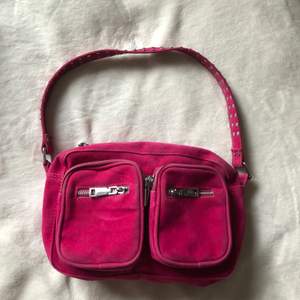 Säljer min väska ifrån noella i supersnygg rosa färg pga ingen användning. Använd denna våren/sommarn men är fortfarande i bra skick.💕