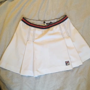 Fila tenniskjol - En jättesnygg tenniskjol från Fila som jag köpte i Vintagebutik i Rom. Kmr aldrig till användning av mig men är i väldigt bra skick!💕💖